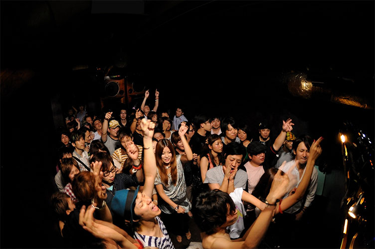 Заборонивши галасливі вечірки після півночі, 
Токіо ризикує втратити звання однієї з «клубних столиць».