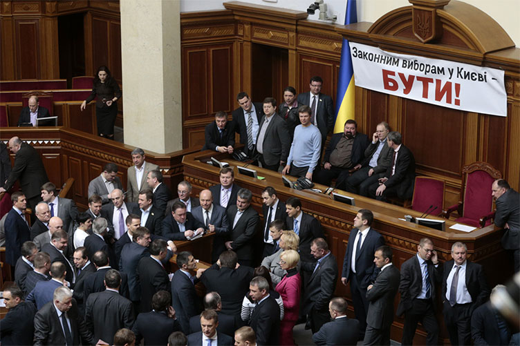 Большинство соглашается с оппозицией: «Законным выборам в Киеве быть!» 
Расхождение только в дате.