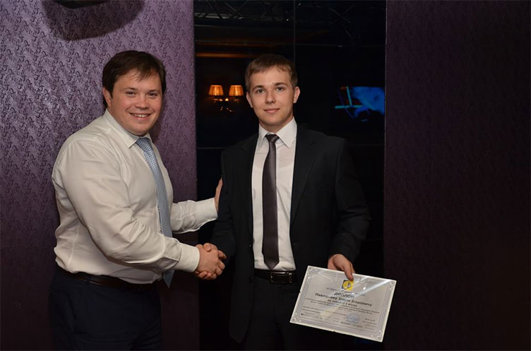 Д.Бугай (слева) вручил почетное отличие и денежную премию И.Павлюкову, 
исследование которого по результатам конкурса оказалось лучшим.