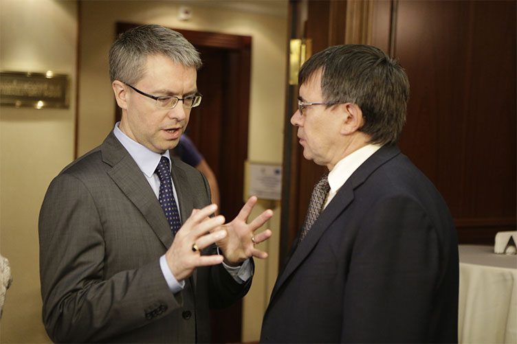Посол Швеции Стефан Гуллгрен (слева) рассказывает зампредседателя ВСС Павлу Гвоздику, 
как новый проект поможет украинским судам.