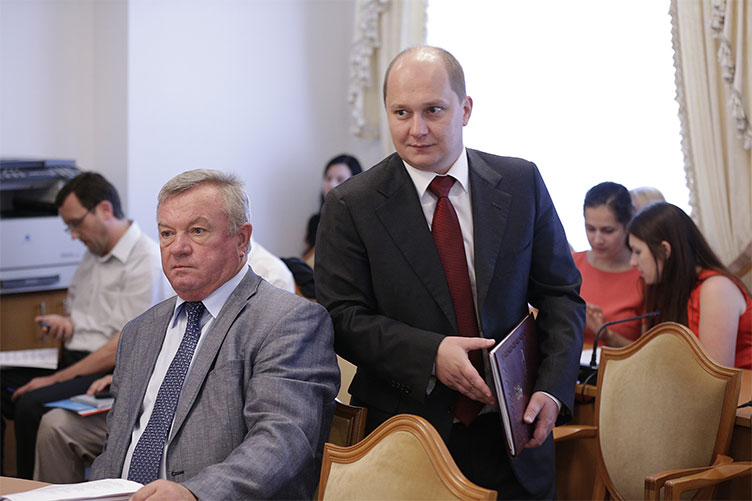 Р.Кирилюку (праворуч) удалося переконати комітетників не множити лав держустанов, 
які не платять судового збору.