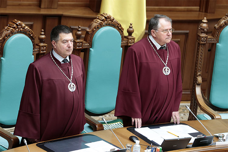 Суддя-доповідач у справі Юрій Баулін (праворуч) уважає, що захист «слабкої сторони» — 
обов’язок держави.