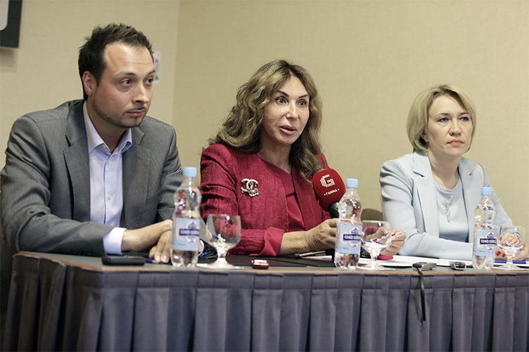 І.Ємельянова (справа) запевнила Главу НААУ Л.Ізовітову, що без погодження 
з адвокатами Мін’юст стандарти не затвердить.