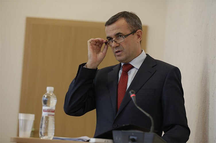 Заступник голови ДСАУ З.Холоднюк з оптимізмом дивиться на комп’ютерне майбутнє судів. 