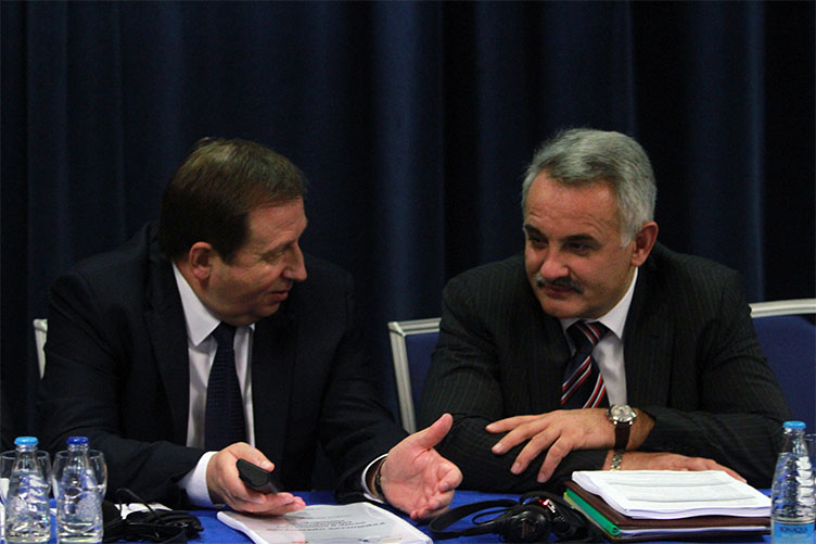 Прокурори виступали єдиним фронтом — відстоювали новий КПК і законопроект 
«Про прокуратуру». На фото — М.Гаврилюк (ліворуч) і М.Гошовський.