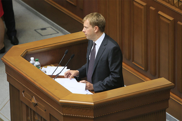 В.Хомутиннік запропонував колегам зачекати з ухваленням закону, однак більшість нардепів вирішили, що слід збільшити фінансування судів якнайшвидше.