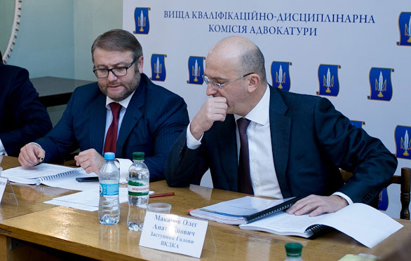 В.Загария (справа) согласился с коллегами, что в процессе работы ВКДКА 
возникло немало вопросов, которые нужно срочно решать.