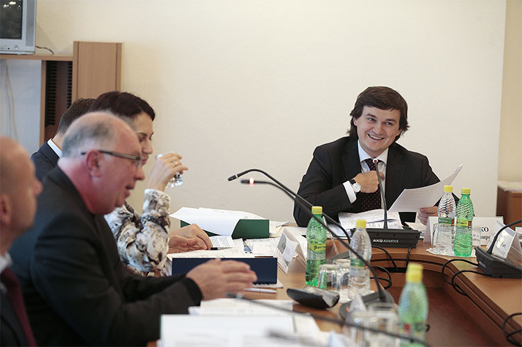 В.Писаренко нагадав колегам, що завдання комітету — з’ясувати, чи не суперечать пропоновані ініціативи Конституції.
