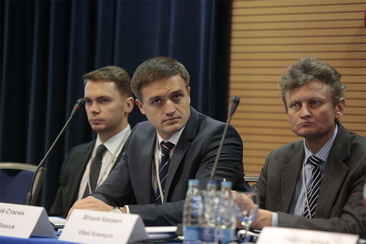 С.Стасюк (в центре) из Хозяйственного суда г.Киева поделился впечатлениями от учебного визита в Страсбург. Судья уверен: такая практика чрезвычайно полезна.