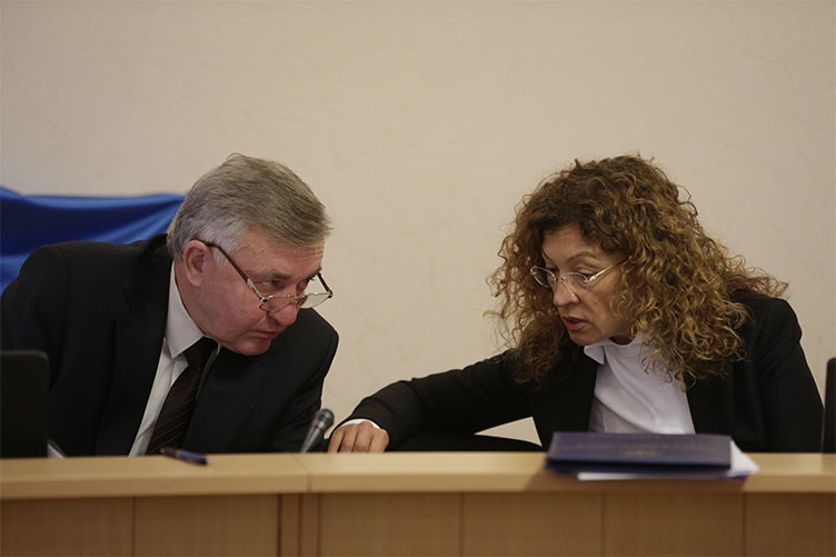 Александр Симонец внимательно слушает замечания Инны Отрош, касающиеся порядка хранения личных дел судей.