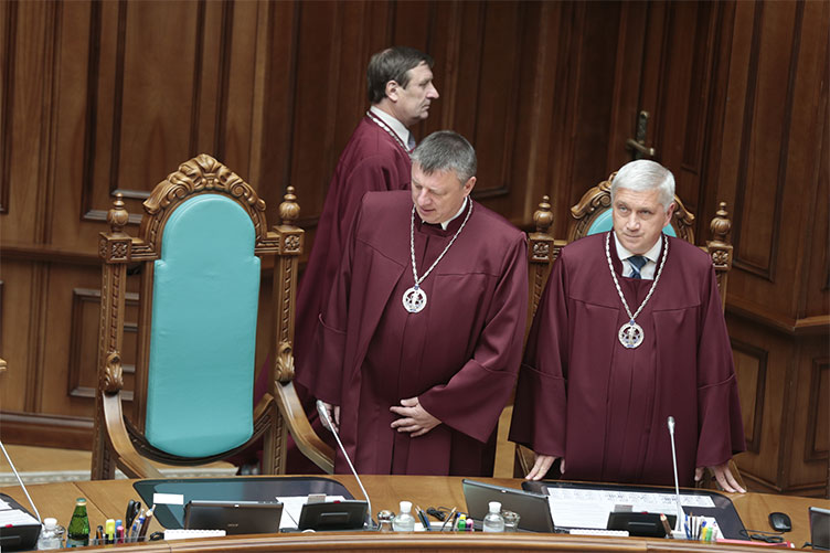 Судье КС Олегу Сергейчуку (справа) как специалисту в области административного права 
было нетрудно разобраться в этом споре.