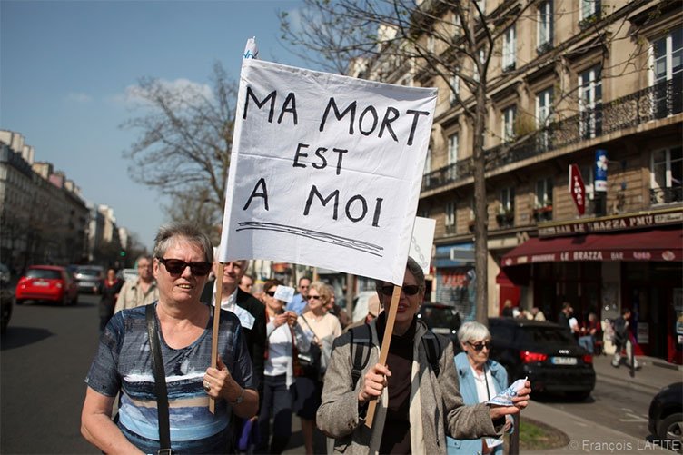 «Моя смерть — моя!» — скандують прихильники евтаназії у Франції.