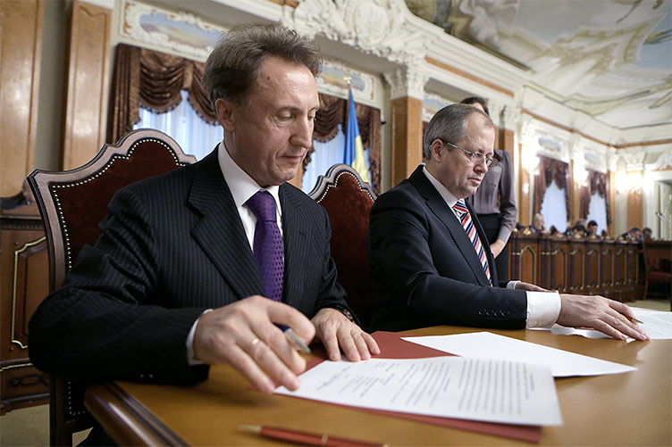 Ректор НШС М.Оніщук (ліворуч) та Голова ВС Ярослав Романюк поставили підписи під договором про співпрацю, спрямовану на вдосконалення підготовки суддів.