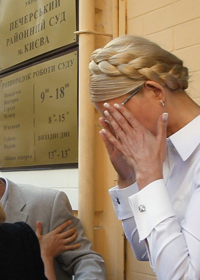 Последний раз Ю.Тимошенко покидала суд без сопровождения конвоя месяц назад — 4 августа.