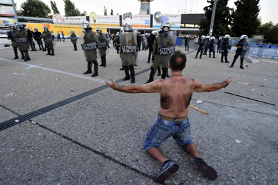 Греки готовы снять последнюю рубашку, чтобы показать свое несогласие с действиями власти, но не для того, чтобы заплатить долги.