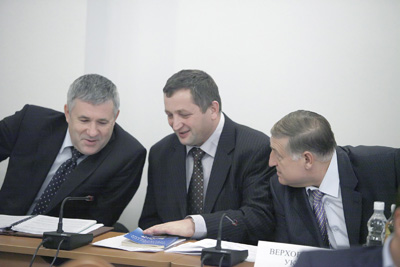 Заступнику голови Вищого спеціалізованого суду Станіславу Міщенку (зліва) вдалось відстояти законопроект, який розвантажить ВСС.

