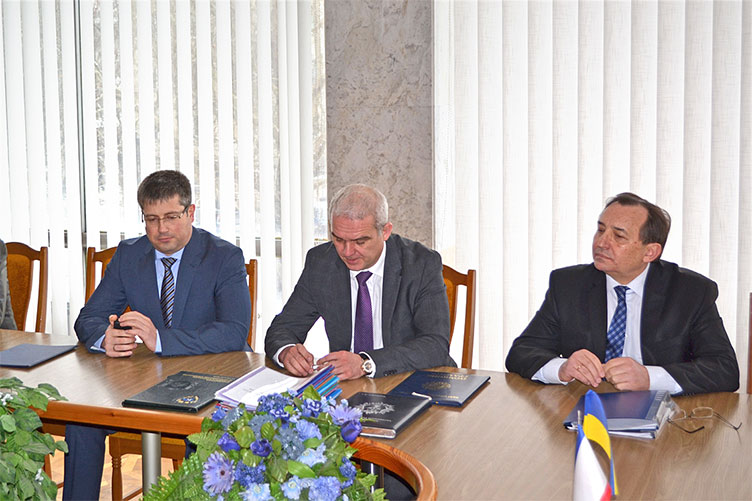 В.Чернобук (в центре) отметил, что необходимо углублять теоретические знания, так как это должно повысить качество судопроизводства в автономии.