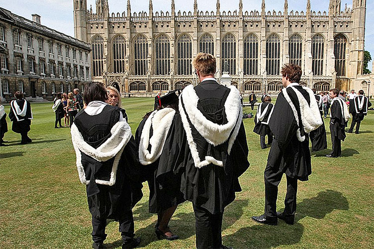 Багатьом британським студентам доведеться поміркувати, чи варто переплачувати 
за можливість одягти форму престижного університету.