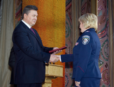 В.Янукович особисто привітав міліціонерів з професійним святом.