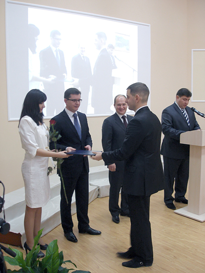В.Кузьмишин поздравил коллег не только на словах, но и вручил почетные награды