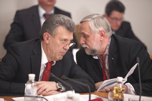 Ю.Кармазін (праворуч) відзначив, що законопроект про юридичні клініки, 
ініціатором якого є С.Ківалов, — це значний крок уперед.   
