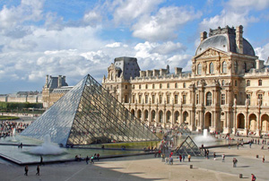 У деякі дні молодь може відвідати Лувр безкоштовно. 
Чи не це є однією з головних причин популярності музею?
