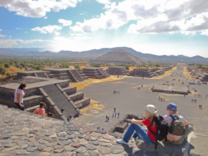 Багато хто з туристів приїде в Мексику, аби з’ясувати: чому 21 грудня 2012 року — останній день у календарі майя.