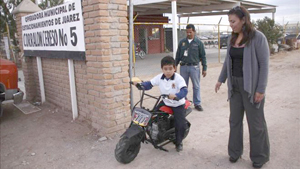 Прежде чем посадить ребенка за руль игрушечного мотоцикла, убедитесь, что у него есть водительские права.