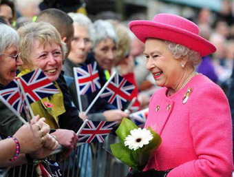 Ось уже 60 років англійці щиро люблять свою королеву.