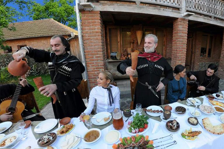 Благочестивые грузинские прихожане, хотя и знакомы с особенностями постных блюд, не брезгуют настоящим кавказским застольем.