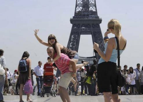 С каждым фото популярность Эйфелевой башни растет, как и количество туристов, готовых на все ради хорошего кадра.