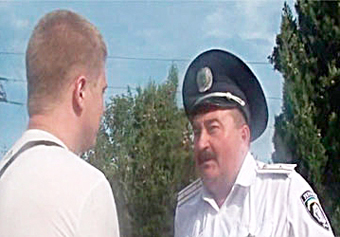 Інспектор ДАІ Геннадій Гетьманцев (на фото) образився на коментарі до відео, розміщеному на сайті «Дорожній контроль».