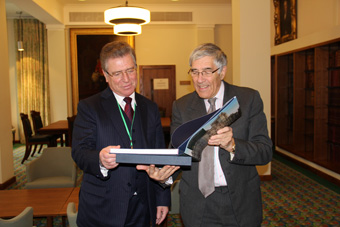 Л.Фесенко отримав у подарунок від лорда Філліпса книгу про Верховний суд Великої Британії.