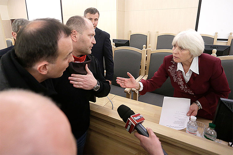 Активісти попросили К.Леонтович (праворуч) пропустити на збори суддів ВАС 
10 спостерігачів.