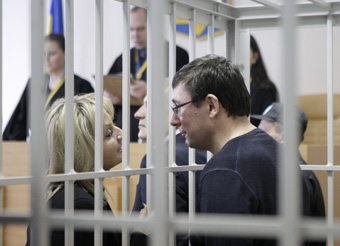 Во время вынесения приговора Ю.Луценко шутил, общался с соратниками и женой и читал книгу.