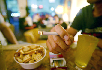 У ресторанах Гамбурга офіційно дозволено палити.
