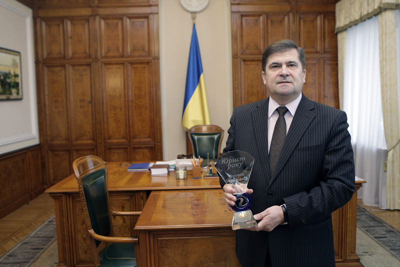 Победитель в номинации «Независимость года», юрист года по версии правового еженедельника «Закон и Бизнес» – председатель Конституционного Суда Украины Анатолий Головин