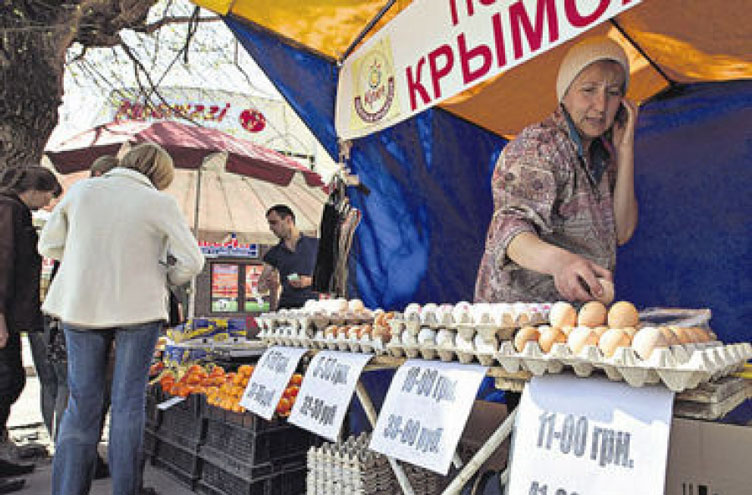 Тех, кто торгует сейчас на крымских рынках, вряд ли волнуют вопросы перерегистрации. Были бы покупатели ...