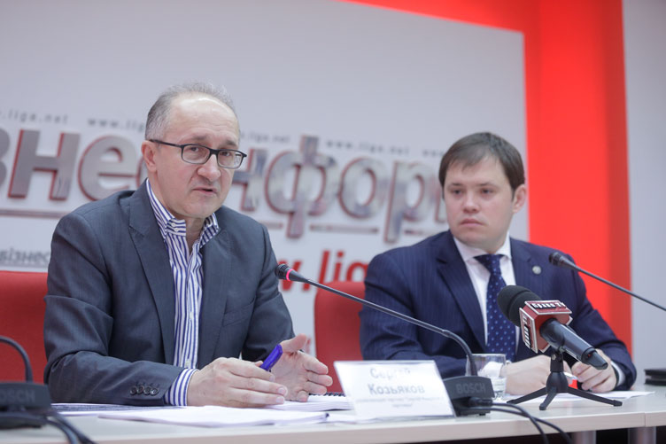 С.Козьяков (ліворуч) запевнив: у разі обрання його на посаду члена ВККС докладе максимальних зусиль для підвищення прозорості роботи комісії.