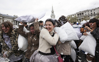 Возможно, традиция подушечных битв на площадях вскоре появится и в Украине.