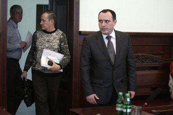 О.Назаренко (праворуч), котрий «загубив» медичну картку після експертизи, стверджує: він не знав про те, що документ був у суді.