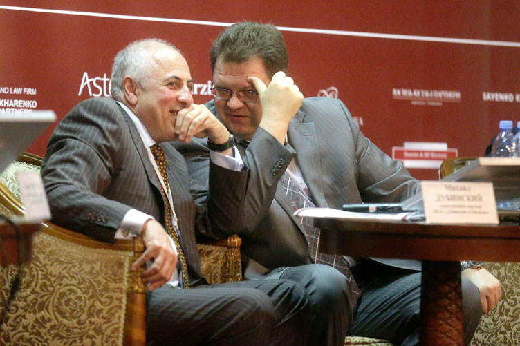 Б.Львов (праворуч) та адвокат Михайло Дубинський обмінювалися думками про роль інтелектуальної власності в інвестиційній привабливості країни.