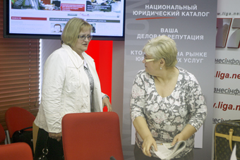 Л.Іванова (праворуч) поділилася з колегами досвідом розгляду корпоративних спорів.